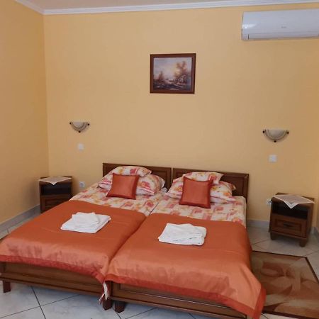 Hotel Harmonia Panzio à Sárospatak Extérieur photo