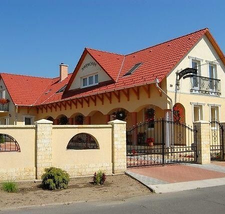 Hotel Harmonia Panzio à Sárospatak Extérieur photo