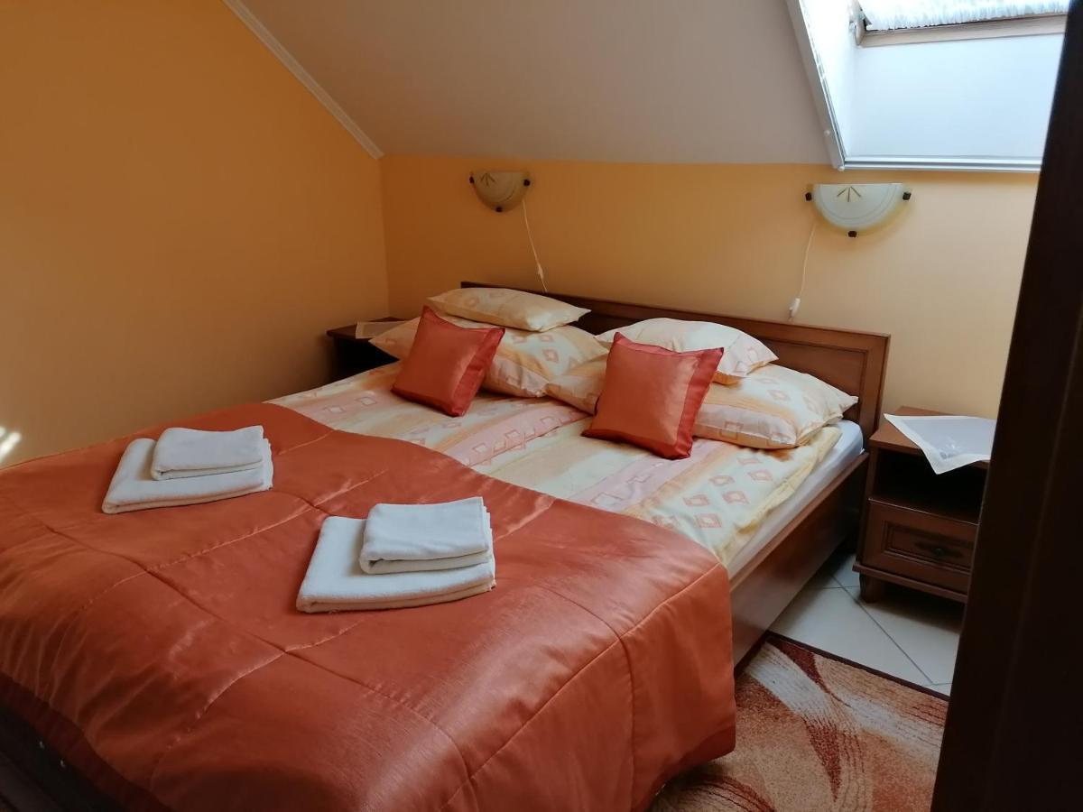 Hotel Harmonia Panzio à Sárospatak Extérieur photo