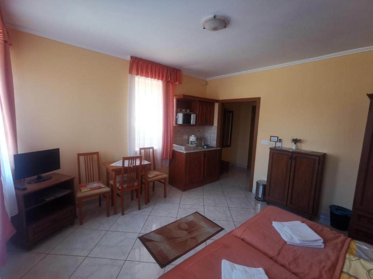 Hotel Harmonia Panzio à Sárospatak Extérieur photo
