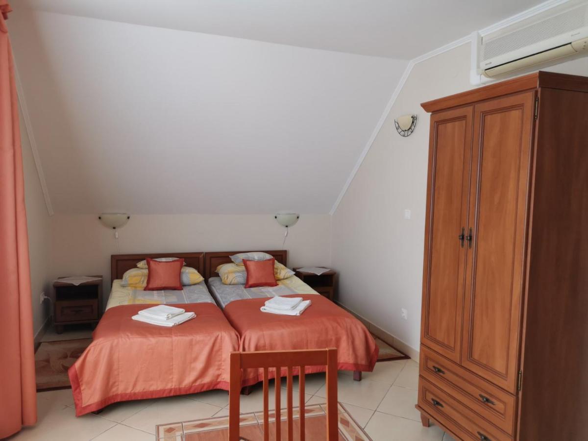 Hotel Harmonia Panzio à Sárospatak Extérieur photo
