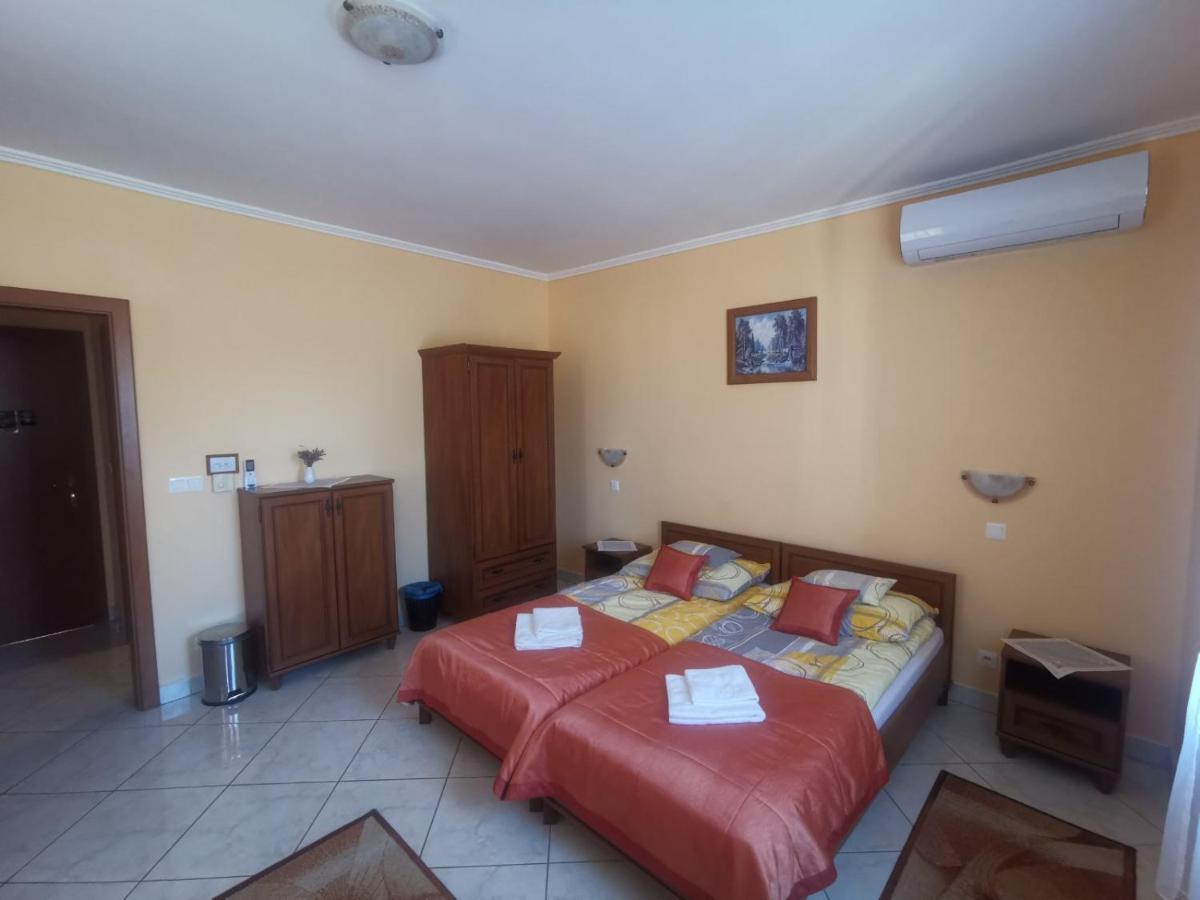 Hotel Harmonia Panzio à Sárospatak Extérieur photo