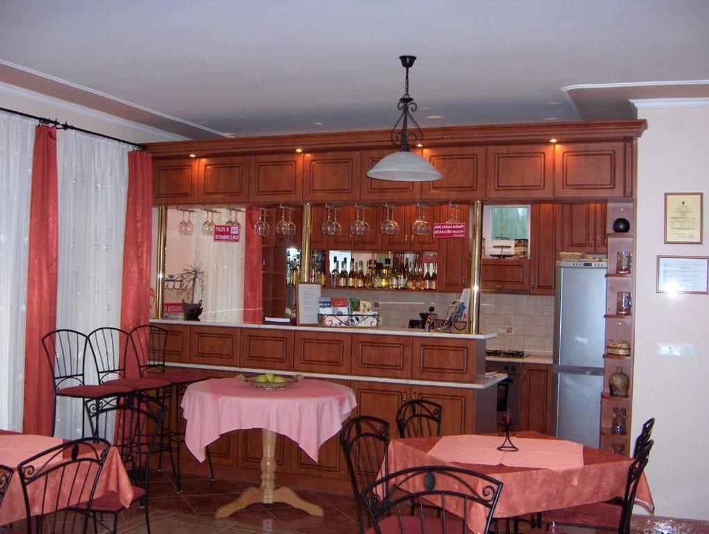 Hotel Harmonia Panzio à Sárospatak Extérieur photo
